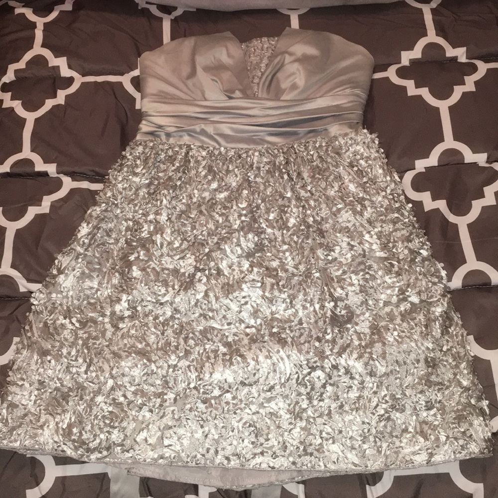 Super cute strapless, tie back dress!